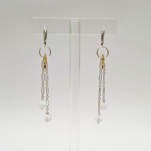 Boucles d’oreilles deux chaînes en cristal de roche et pierre de lune