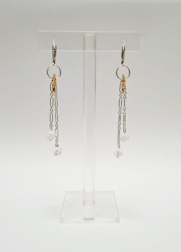 Boucles d’oreilles deux chaînes en cristal de roche et pierre de lune