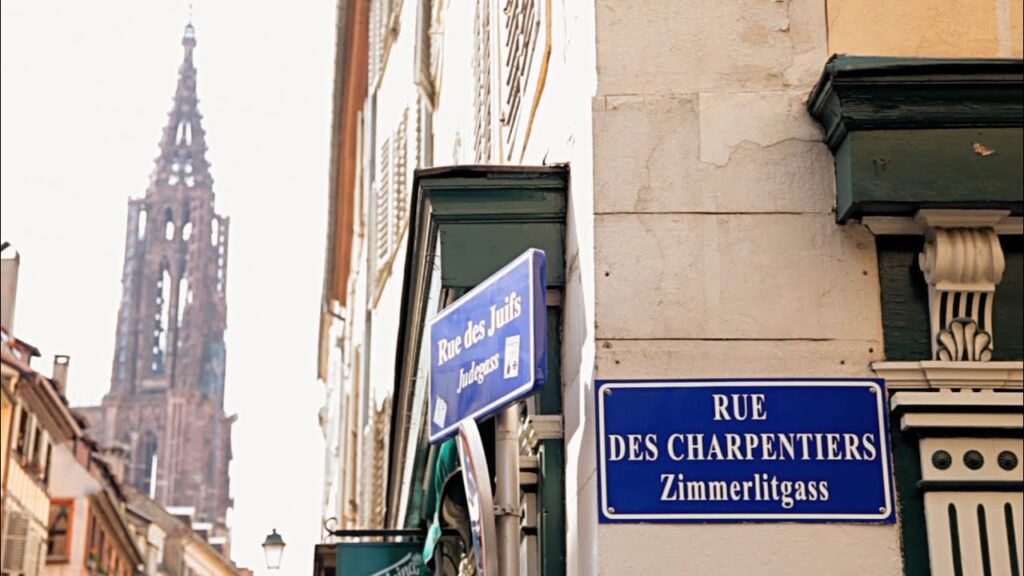 plaques de rues avec le nom des corporations dans la vieille ville de strasbourg